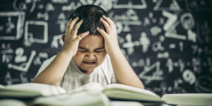 Criança confusa com a leitura