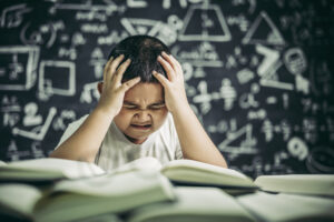 Criança confusa com a leitura