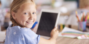 Criança aprendendo feliz com tablet