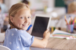 Criança aprendendo feliz com tablet