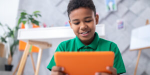 Criança feliz aprendendo com tablet
