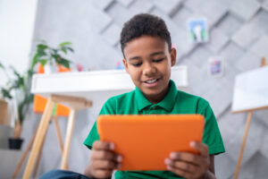 Criança feliz aprendendo com tablet
